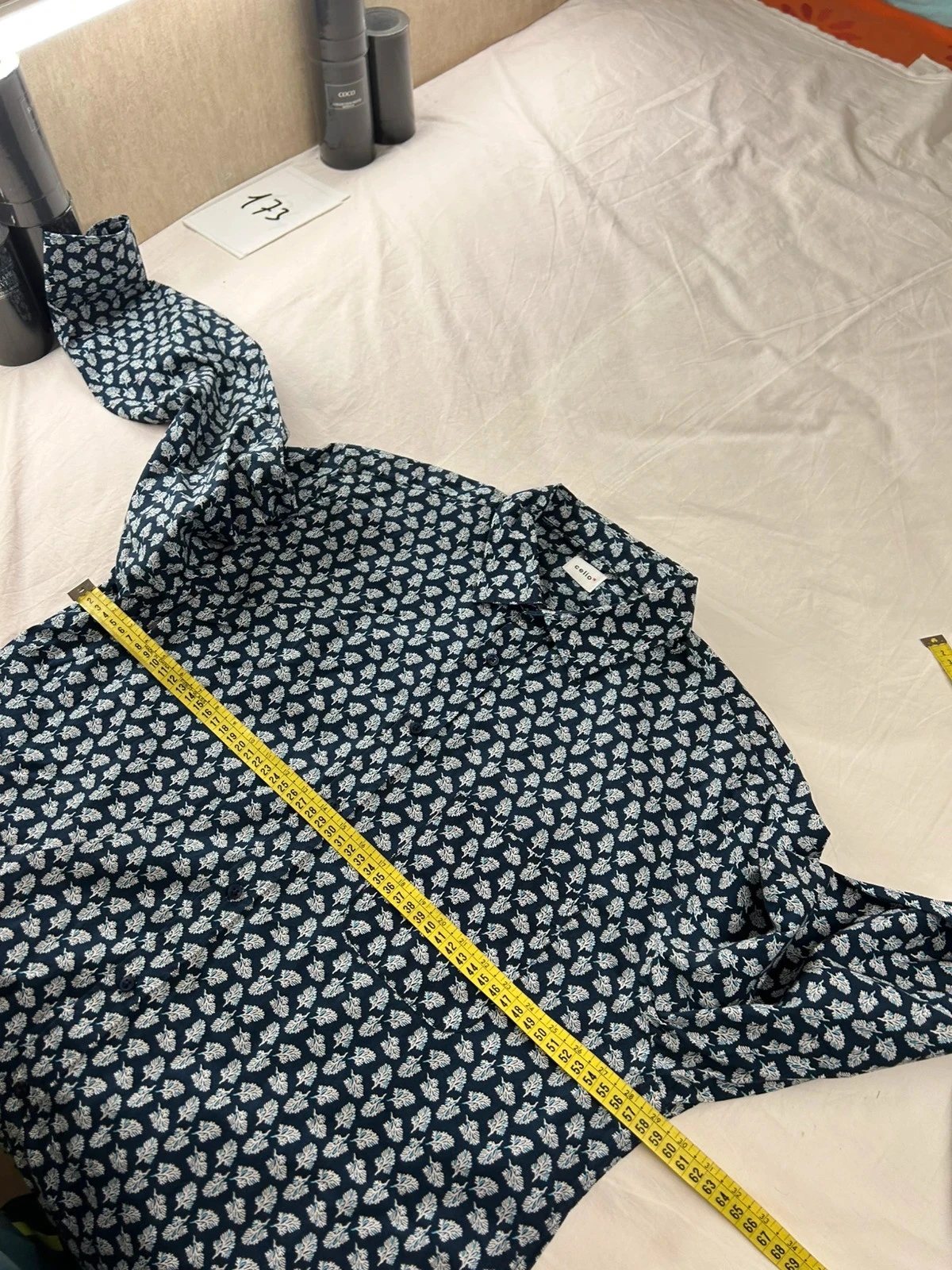 Camisa azul marino de Celio con motivos blancos – photo 9
